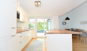 Premium-Apartment, 3 Schlafzimmer, Terrasse | Eigene Küche | Kühlschrank, Mikrowelle, Ofen, Herdplatte