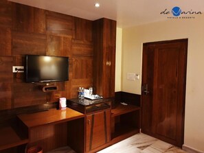 Premium bedding, down duvets, minibar, individually decorated - Hotel de Marina (Port Blair)