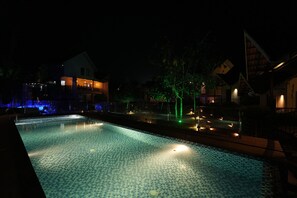 15 albercas al aire libre, acceso de 07:00 a 19:00, y camastros