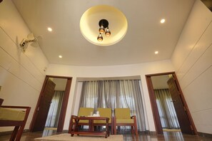 Televisión de pantalla plana y chimenea