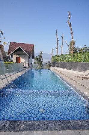 15 outdoor pools, open 7:00 AM to 7:00 PM, pool loungers