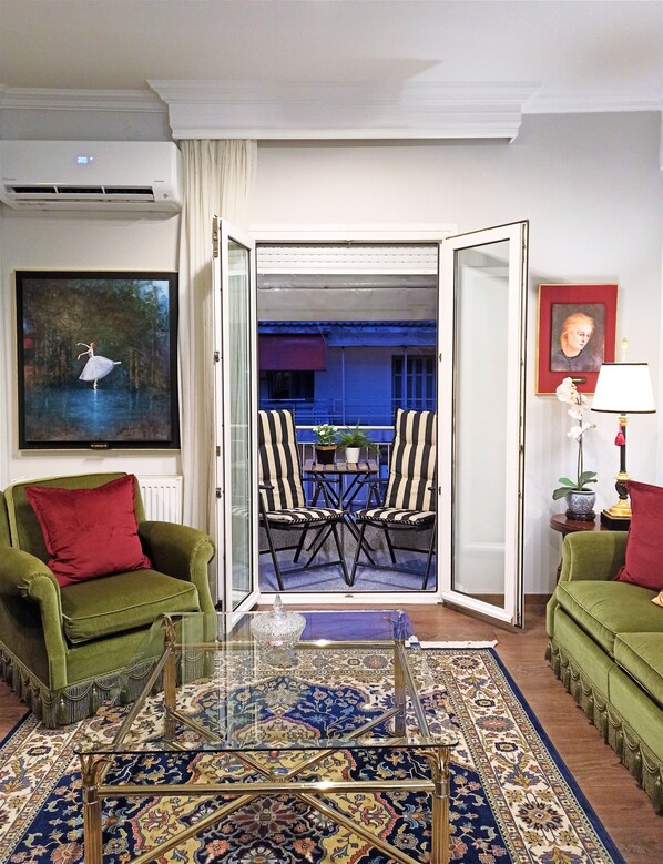 Deluxe Apartment, Kitchen, City View | Living area