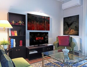 Deluxe Apartment, Kitchen, City View | Living area