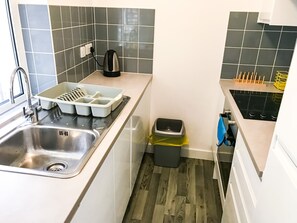 Appartement Penthouse Ville, 2 chambres, accessible aux personnes à mobilité réduite | Cuisine privée | Réfrigérateur grande capacité avec congélateur, un four