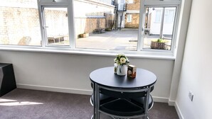 City-penthouselejlighed - 2 soveværelser - handicapvenligt - byudsigt | Opholdsområde