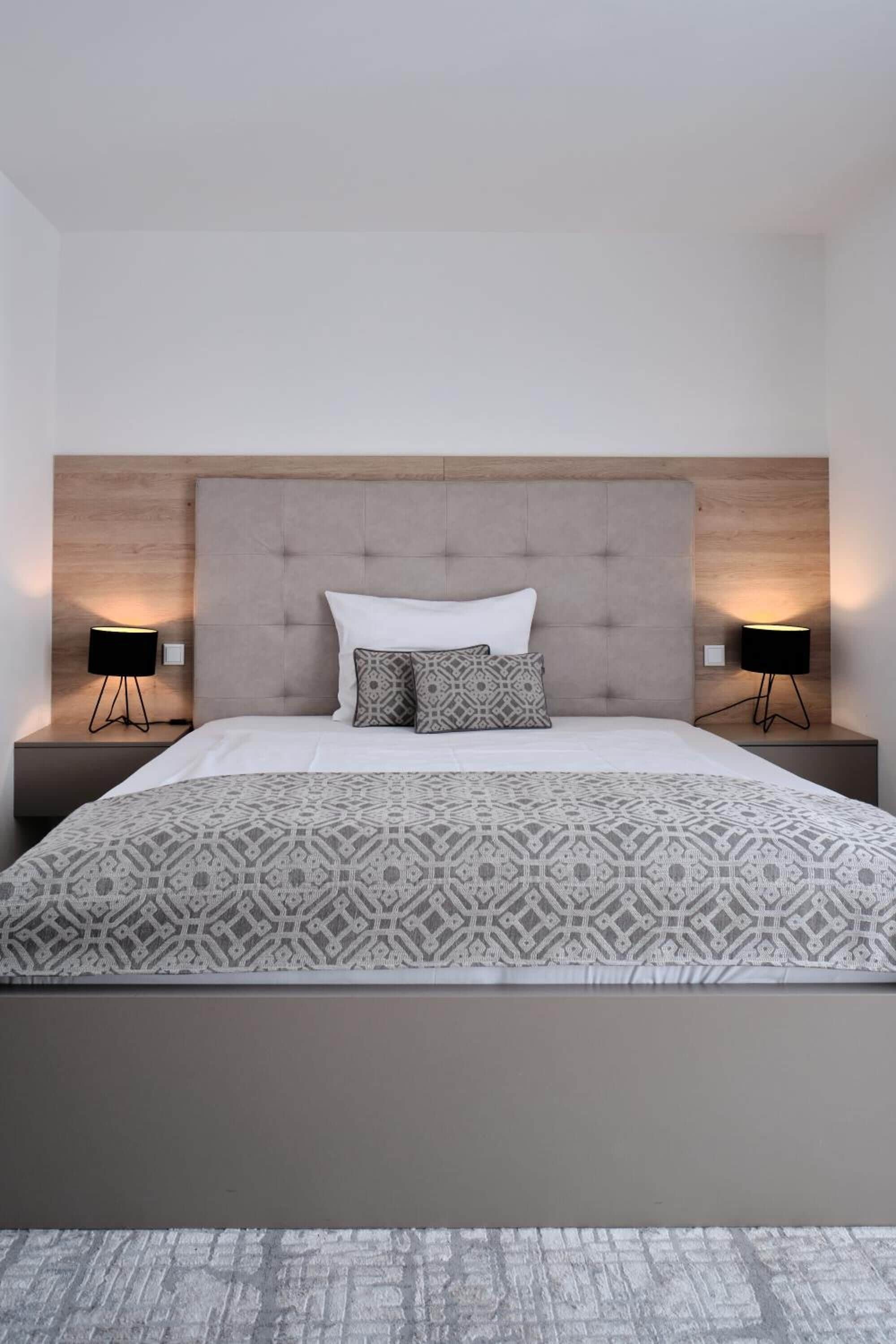 1 ห้องนอน, เครื่องนอนระดับพรีเมียม, ตู้นิรภัยในห้องพัก, โต๊ะทำงาน