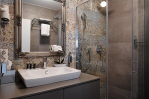 Articles de toilette gratuits, sèche-cheveux, peignoirs, chaussons