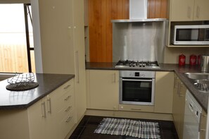 Hus Comfort | Eget kök | Kylskåp, mikrovågsugn, ugn och spishäll