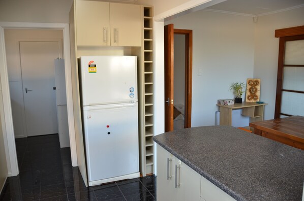 Hus Comfort - 3 sovrum - kök | Eget kök | Kylskåp, mikrovågsugn, ugn och spishäll