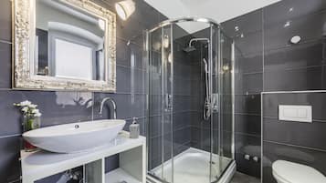 Exclusive Apartment (3) | Badrum | Dusch, gratis toalettartiklar, hårtork och handdukar