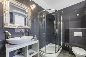 Exclusive Apartment (3) | Bathroom | Shower, free toiletries, hair dryer, towels - Captain Emo City Apartments (Pula)