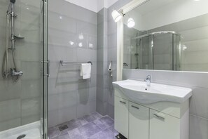 Exclusive Apartment (6) | Bathroom | Shower, free toiletries, hair dryer, towels - Captain Emo City Apartments (Pula)