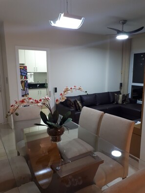 Apartment, 2 Bedrooms, Kitchen | In-room dining - Apto com Ar Split Centro Local Imbatível (Uberlandia)