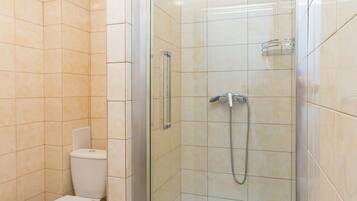 Chambre Double | Ăquipements de salle de bain | Douche, articles de toilette gratuits, chaussons, serviettes fournies