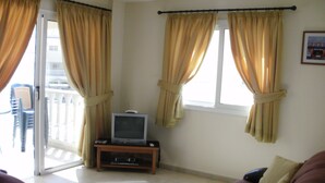 Departamento, 2 habitaciones | Área de sala de estar | Televisión LCD y reproductor de DVD 
