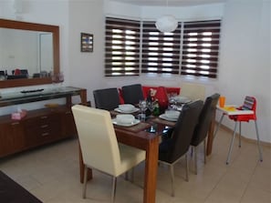 Villa | In-room dining
