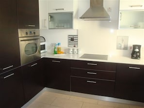 Villa | Eigene Küche | Großer Kühlschrank, Mikrowelle, Ofen, Herdplatte