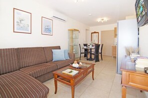 Appartement | Coin séjour | Télévision de 42 pouces avec chaînes par satellite, lecteur de DVD