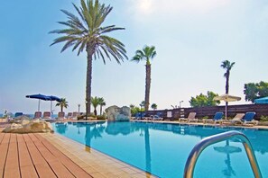 Outdoor pool, pool umbrellas, sun loungers - Bay View Apartment (Paralimni)