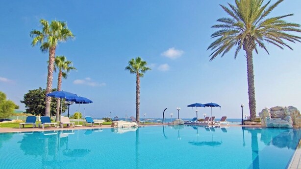 Outdoor pool, pool umbrellas, sun loungers - Bay View Apartment (Paralimni)