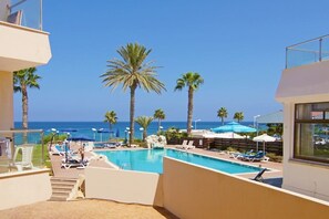 Outdoor pool, pool umbrellas, sun loungers - Bay View Apartment (Paralimni)
