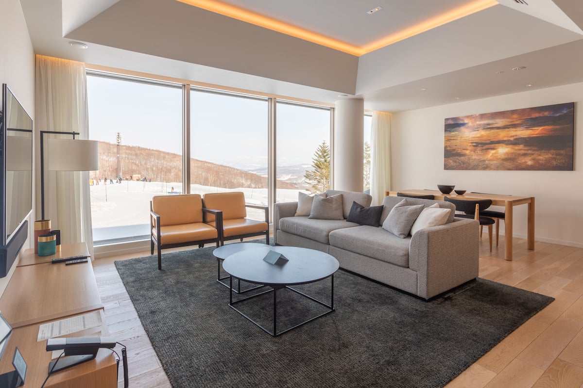 2 Bedroom Suite East View | 거실 공간 | LED TV