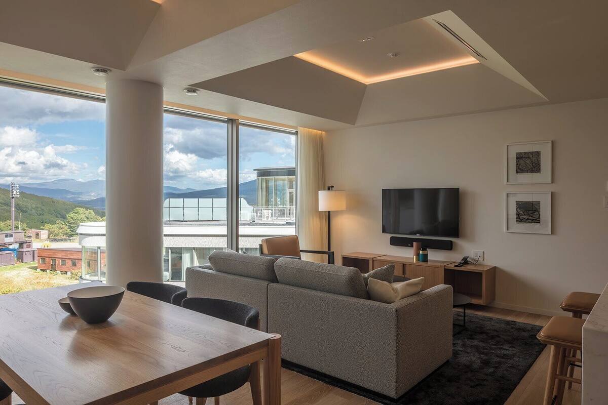 2 Bedroom Suite | 거실 공간 | LED TV