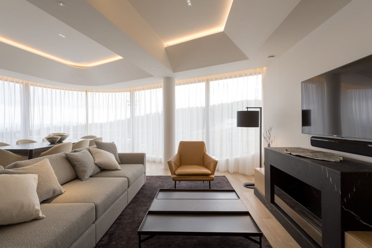 4 Bedroom Suite | 거실 공간 | LED TV