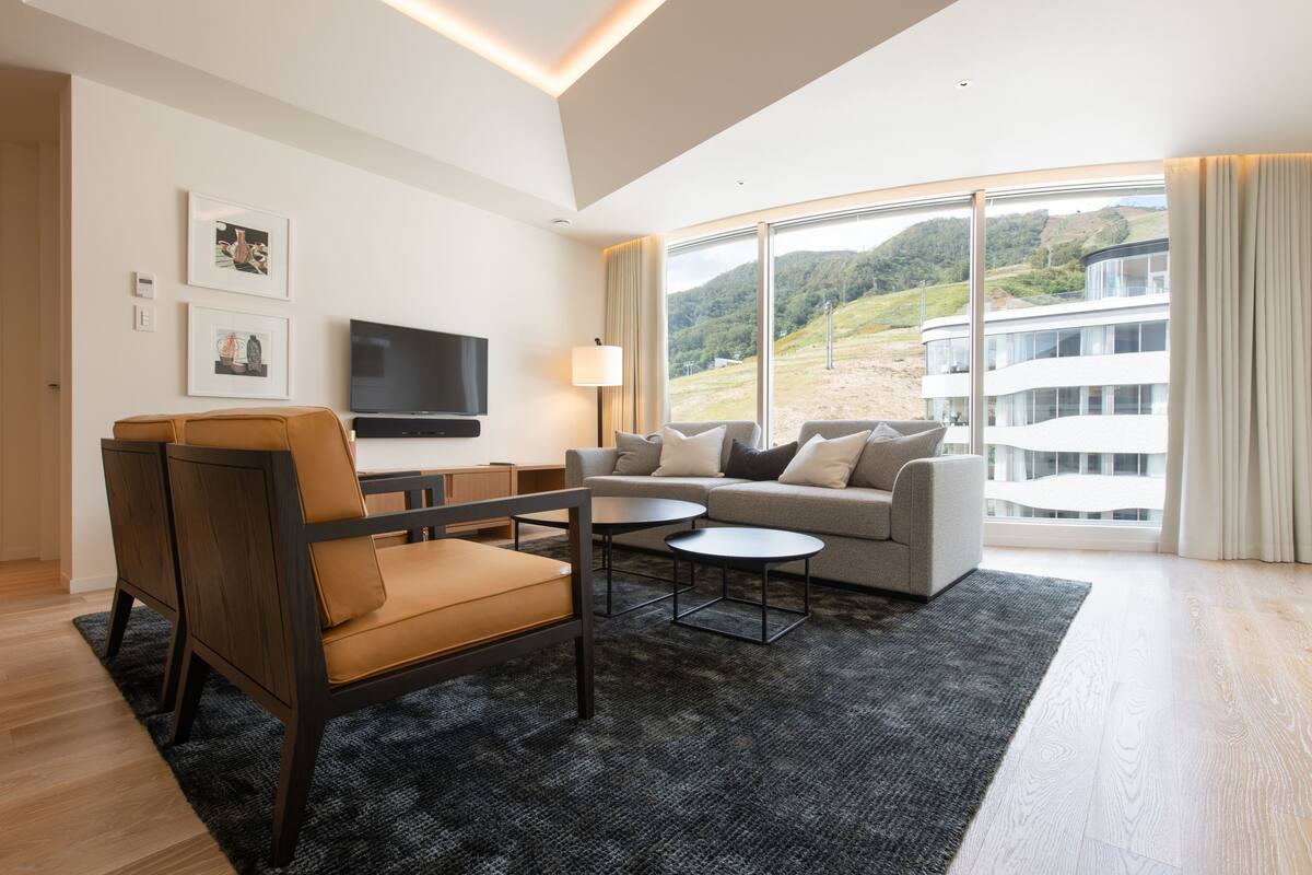 1 Bedroom Suite | 거실 공간 | LED TV