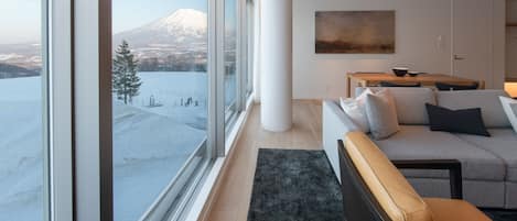 Suite, 2 camere da letto, vista montagna | Area soggiorno | TV LED, Netflix