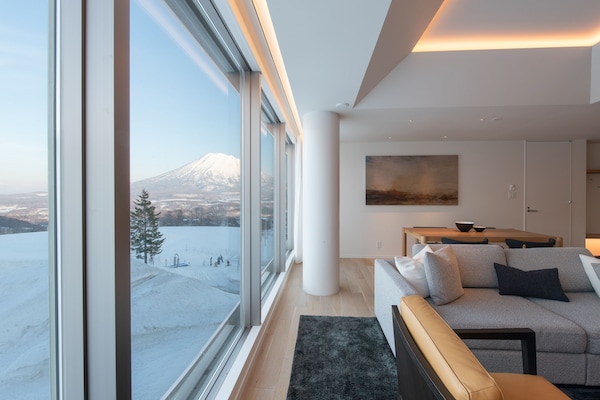 2 Bedroom Suite East View | Área de sala de estar | Televisión LED