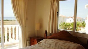 3 bedrooms, in-room safe, iron/ironing board, cribs (free) - Villa Marrika (Sotira)