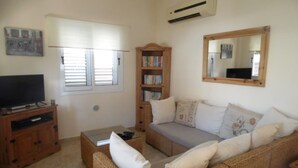Villa | Living room | 32-inch TV with satellite channels, DVD player - Villa Knossos (Paralimni)