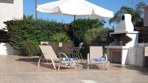 Outdoor pool, pool loungers - Villa Knossos (Paralimni)