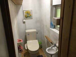 Private Vacation Home | Bathroom | Combined shower/tub, deep soaking tub, free toiletries, hair dryer