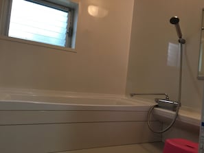 Hus | Badrum | Badkar/dusch, djupt badkar, gratis toalettartiklar och hÄrtork