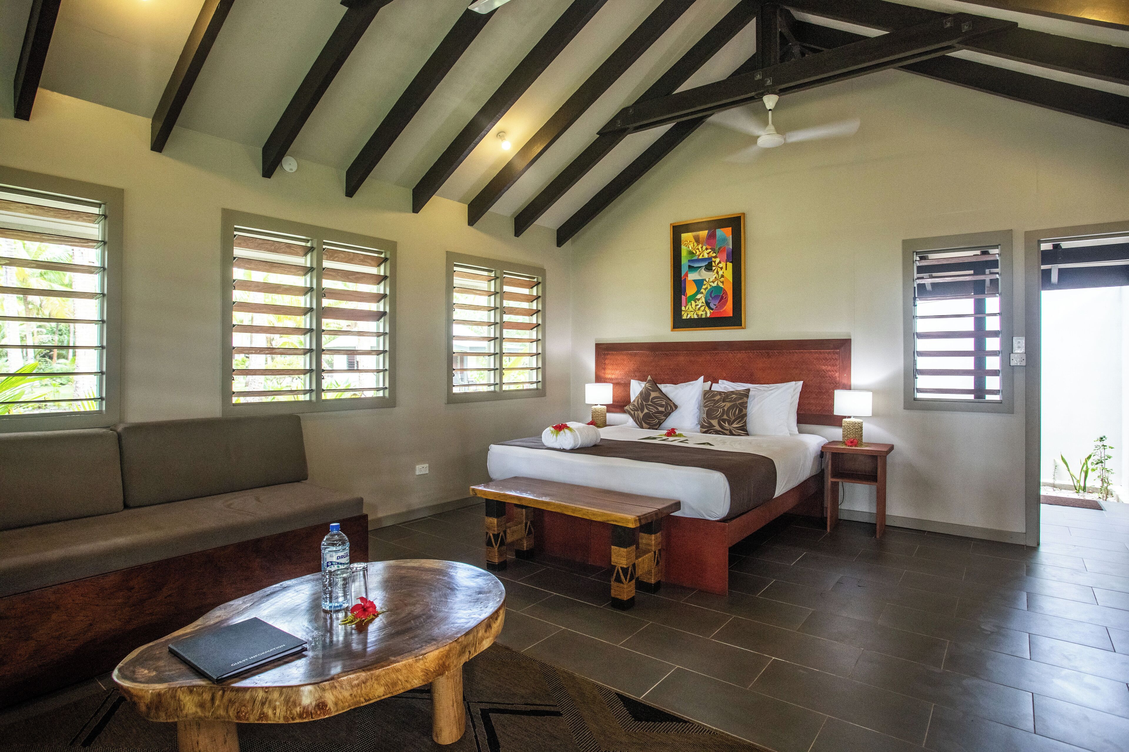 Peti besi dalam bilik, cadar katil 