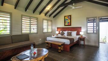 Peti besi dalam bilik, cadar katil