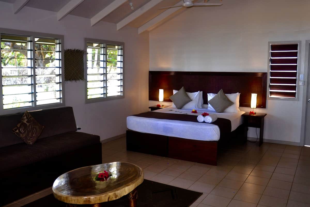 Beachfront Villa | In-room safe, bed sheets