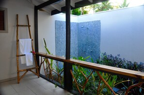 Garden Villa | Bathroom | Shower, free toiletries, hair dryer, towels