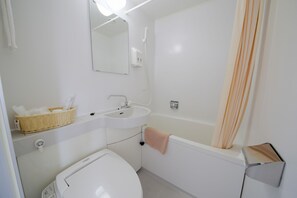 シャワー付き浴槽、深めの浴槽、バスアメニティ (無料)、ヘアドライヤー
