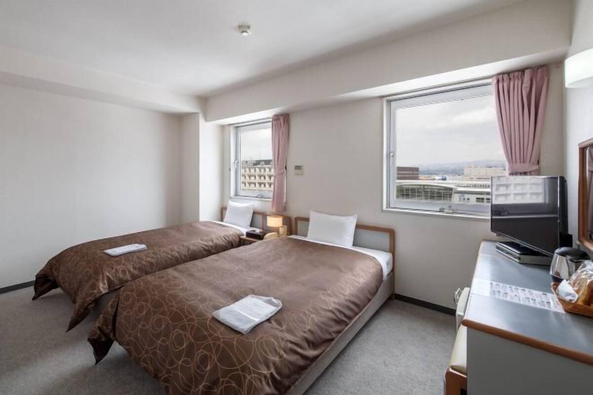 Premium bedding, iron/ironing board, free WiFi, bed sheets