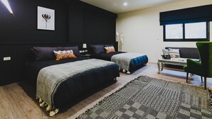 Une chambre moderne avec deux lits, un bureau et une chaise verte.