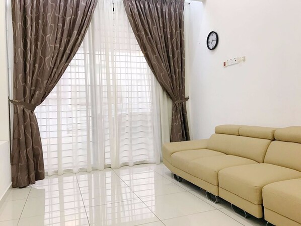 Casa, 4 habitaciones | Sala de estar | Televisión LED 