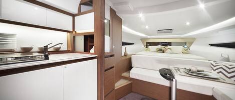 Yacht (2 Cabins) | Minibar, desk