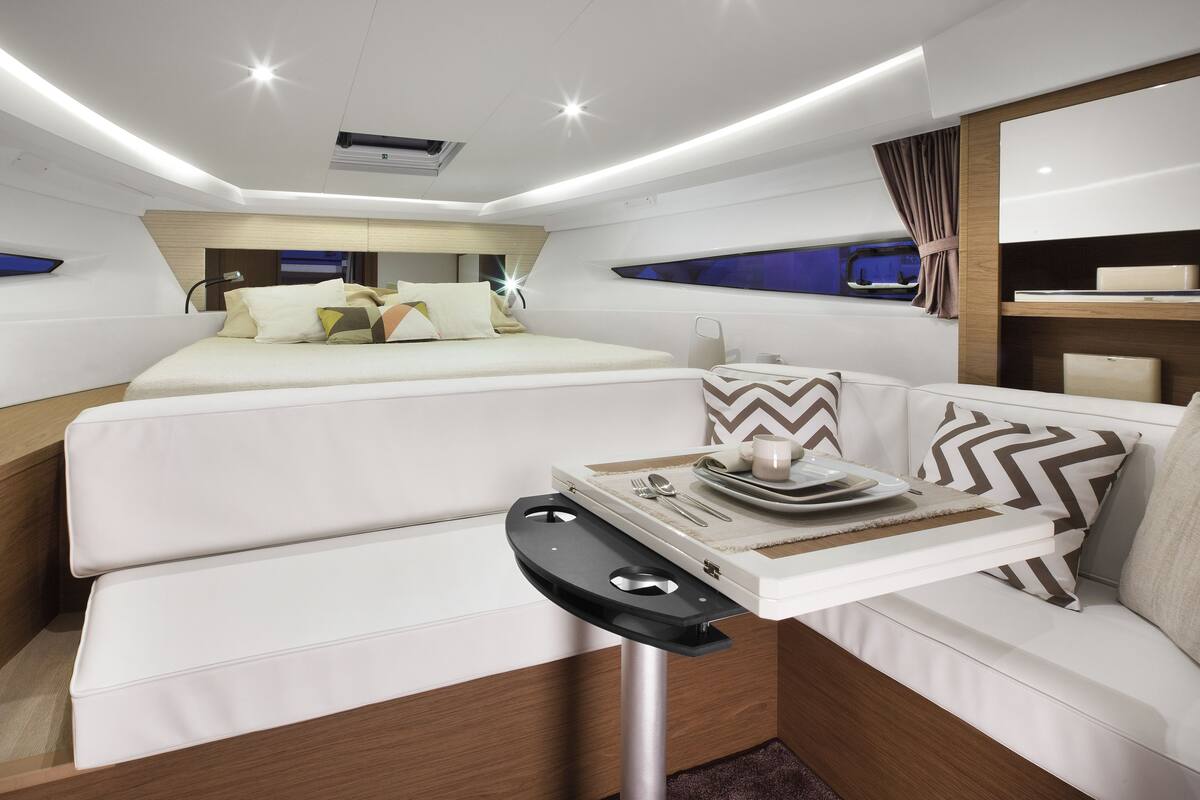 Ein modernes Interieur mit einem Bett, einer Couch und einem kleinen Tisch mit Tablett.