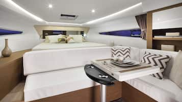Yacht (2 Cabins) | Minibar, desk