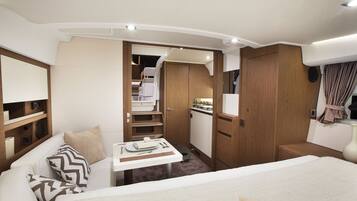 Baita (Yacht - 2 Cabins) | Minibar, una scrivania