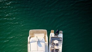 Deux bateaux étaient amarrés côte à côte dans des eaux calmes et verdoyantes.