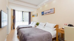 Una habitación de hotel con dos camas, televisión, un cuadro y una ventana con cortinas.